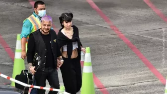 Cazzu y Nodal avion.jpg