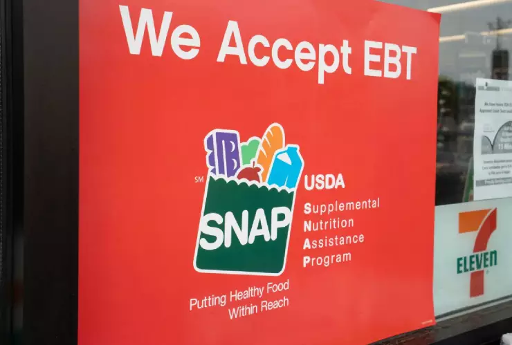 SNAP (Supplemental Nutrition Assistance Program) es un programa federal de asistencia alimentaria en el país que ayuda a las personas y familias de bajos ingresos a comprar alimentos