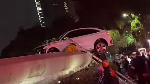 Automóvil choca y termina arriba de la Diana Cazadora.jpeg