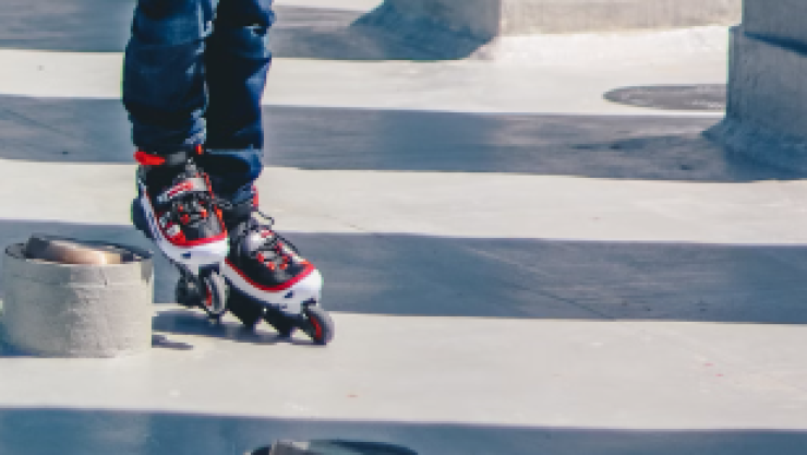 VIDEO VIRAL: Hombre en patines se desliza debajo de un tráiler en Querétaro