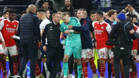 Aaron Ramsdale es golpeado por un aficionado del Tottenham