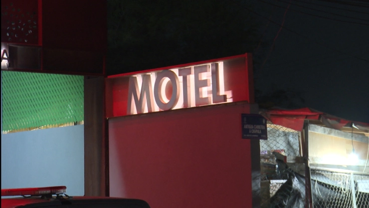 Empleada de motel recibe nota de ayuda de una jovencita retenida en habitación.