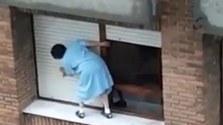 mujer limpia ventanas.jpg