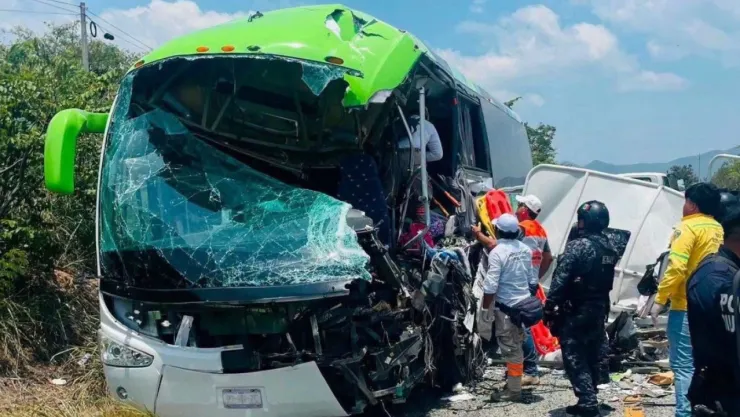 FOTOS SENSIBLES: Fatal choque en la carretera Ocozocoautla-Cintalapa: reportan hasta 15 heridos