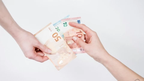 Intercambio de billetes de euros entre personas