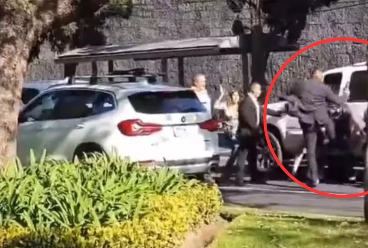 Escoltas golpean a un hombre en Paseo de la Reforma frente a su hija