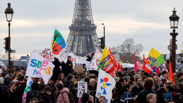 Francia impulsa Reforma de Pensiones saltándose la votación del Parlamento