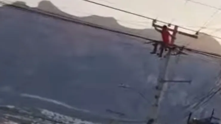 ¡Sin guantes! Hombre AGARRA CABLE DE ALTA TENSIÓN y pierde la vida ELECTROCUTADO inmediatamente (VIDEO SENSIBLE).jpg