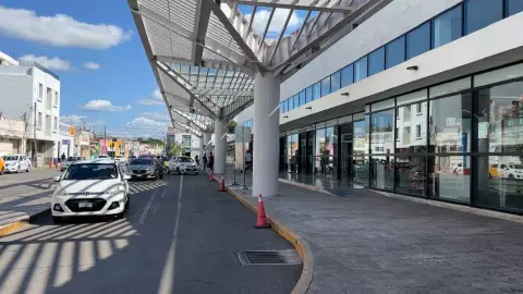 sujeto cerca de terminal de autobuses