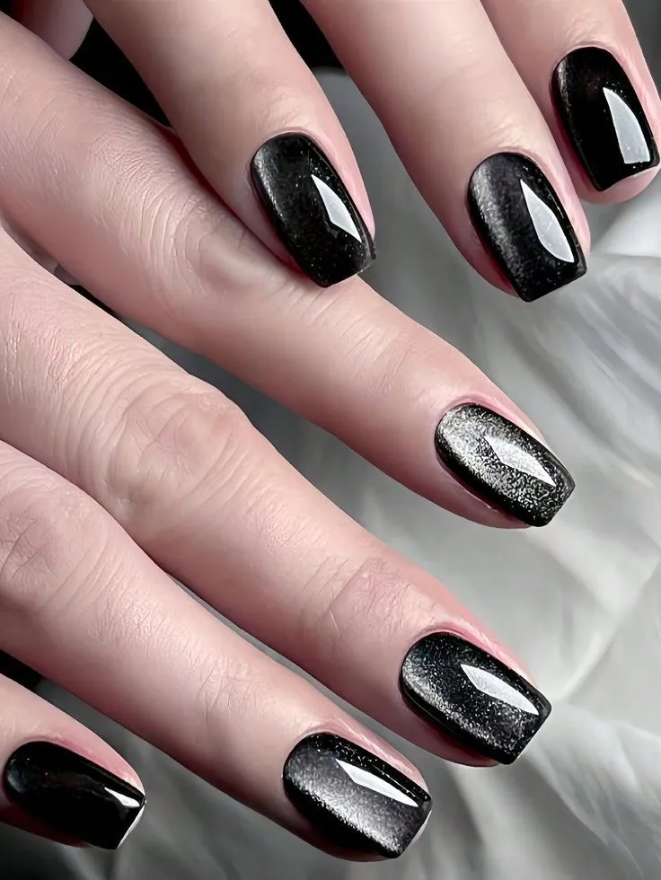 11 diseños de uñas negras con brillos para usar en natación o cualquier otro deporte: duran mucho