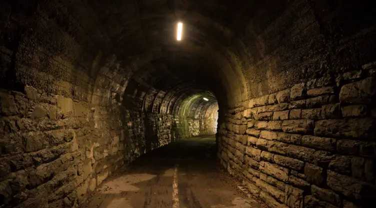 Un pasillo de túnel subterráneo