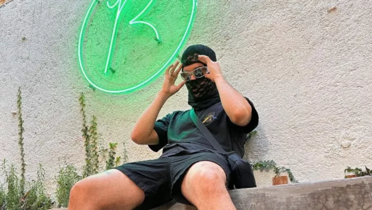 Nsqk le da dinero a fan para que compre boleto