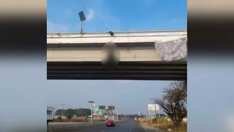 Cuelgan cuerpo desmembrado en puente de Chiapas; Fiscalía indaga