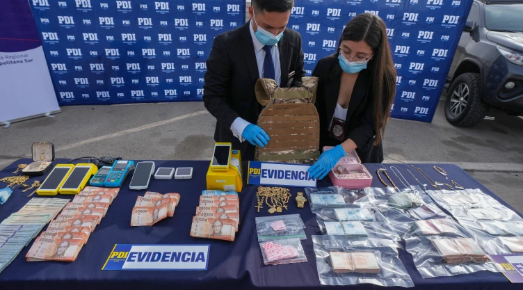 La PDI exhibe en Santiago los objetos incautados en la “Operación Tokio” tras desarticular una célula del “Tren de Aragua”.