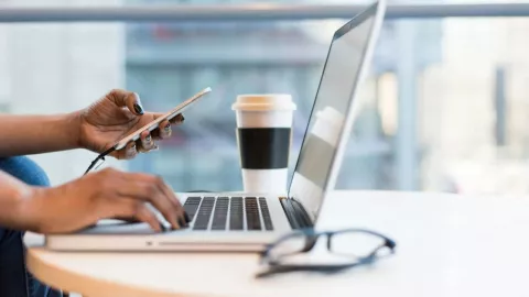 ¿Cuáles son los riesgos de conectarse a redes WiFi públicas?