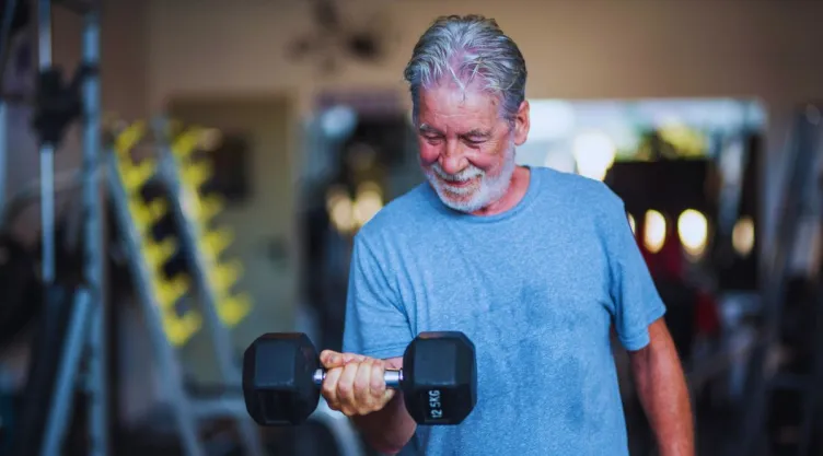 Ni caminar ni natación: este es el mejor ejercicio para fortalecer el cuerpo después de los 60