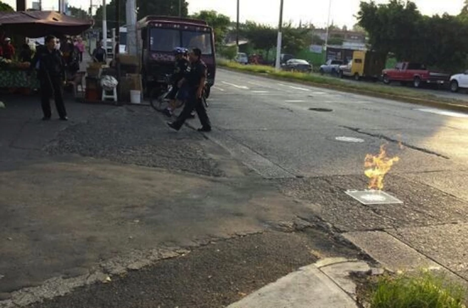 Las autoridades realizaron cortes a la circulación y pidieron a la población alejarse de la zona