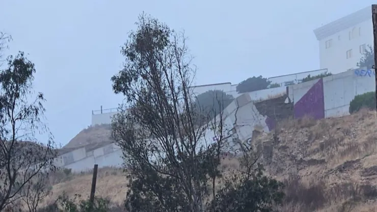 Derrumbe en colinas del Rey deja 15 casas en riesgo de caer