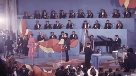 José José interpretando en vivo la canción “El Triste”