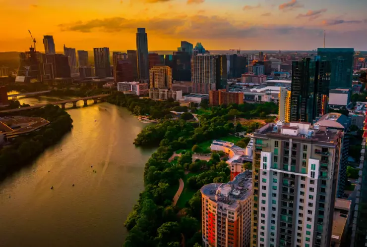 un skyline de la hermosa ciudad de Austin en Texas durante un emotivo atardecer