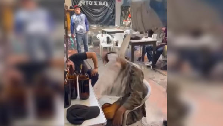 Bar de Monterrey despierta a clientes con cubeta de agua