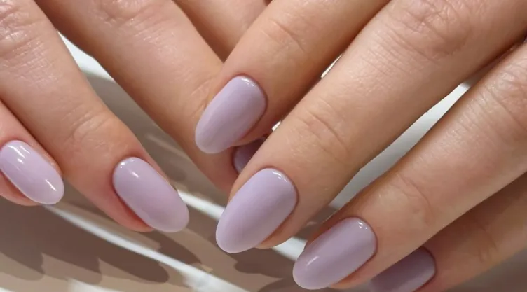 Uñas color morado para primavera 2026
