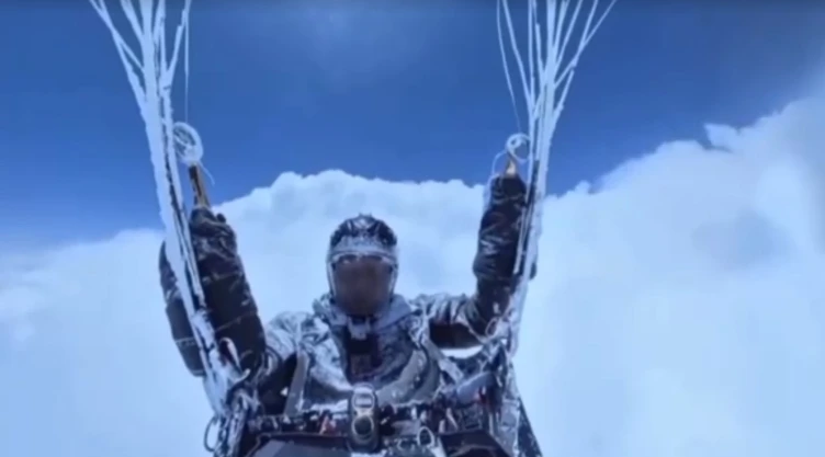 VIDEO de parapentista succionado por una nube a más de 8 mil metros y sobrevive