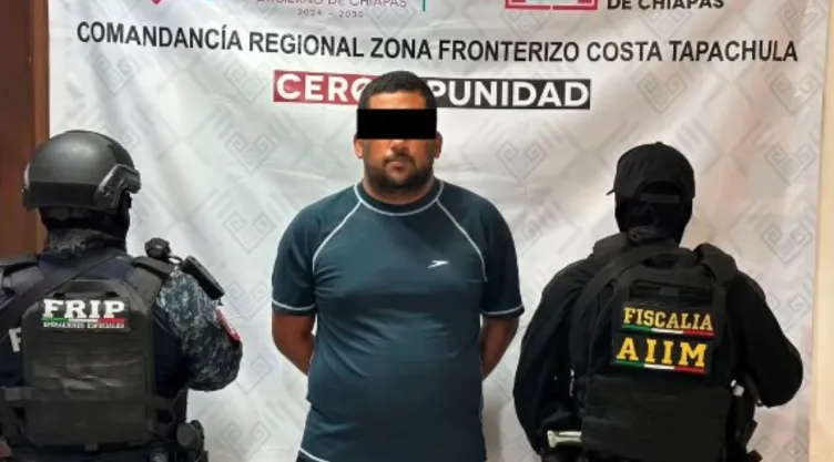 Detienen a profesor acusado de acoso escolar durante clausura de curso en preparatoria en Pijijiapan, Chiapas