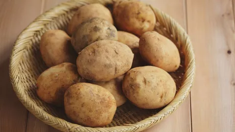 Aunque solo se las piensa para la cocina, las papas son muy útiles para quitar el mal olor que deja la comida pasada.
