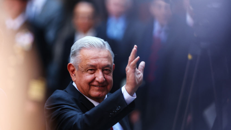 El presidente AMLO saludando