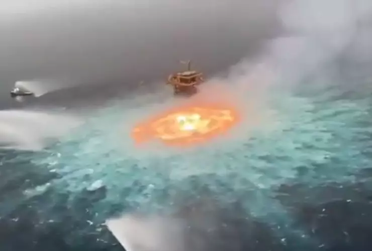 Sofocan incendio en ducto marino de Pemex en Campeche