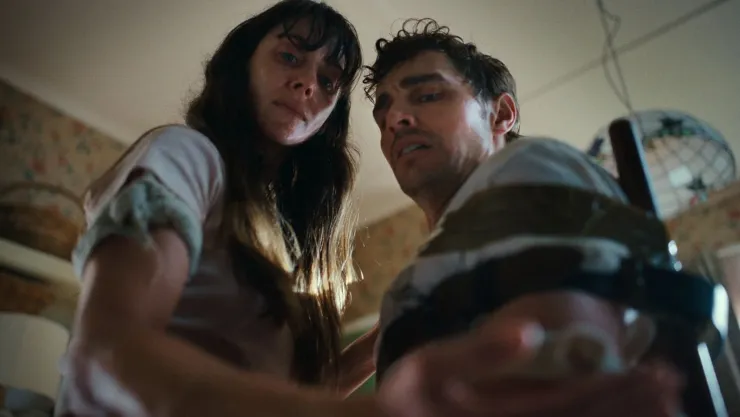 Together la película de terror con Dave Franco y Alison Brie