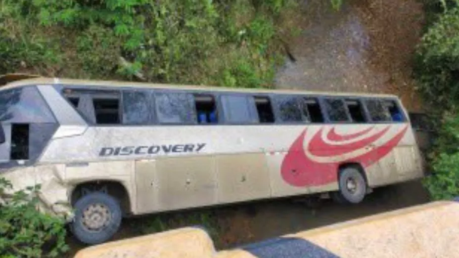 Autobús cae a río en Honduras