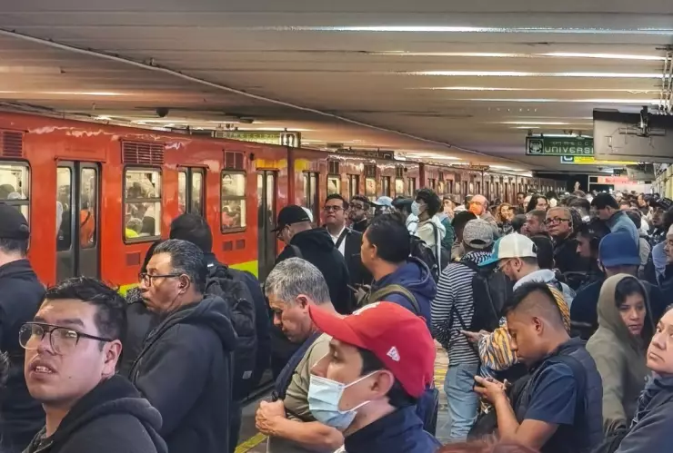 Andén del Metro CDMX con personas.