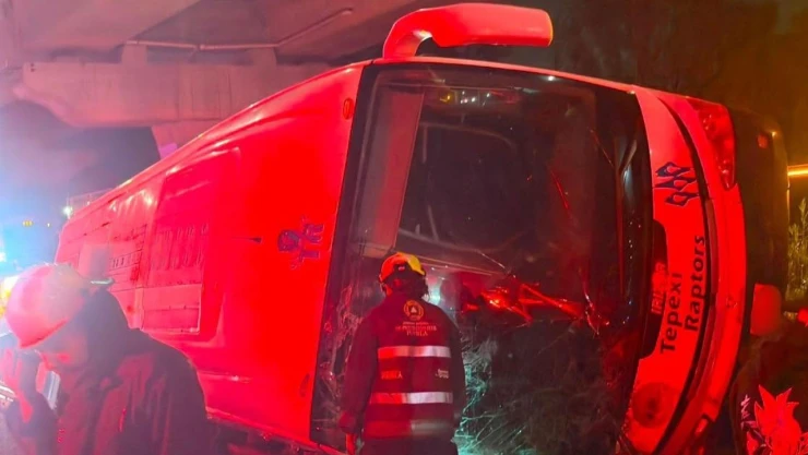 Volcadura de autobús con estudiantes deja 43 lesionados en la autopista México-Puebla