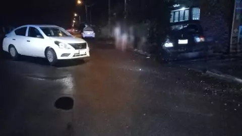 Fuerte accidente_ Joven choca contra otro vehículo y deja graves daños