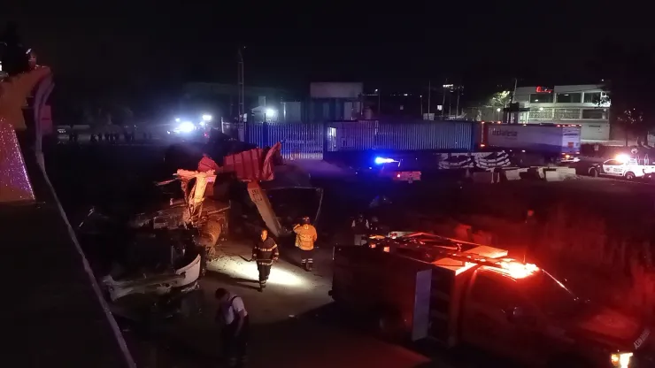 tráiler-cae-de-puente-circuito-exterior-mexiquense-y-río-de-los-remedios-cuerpo-nota