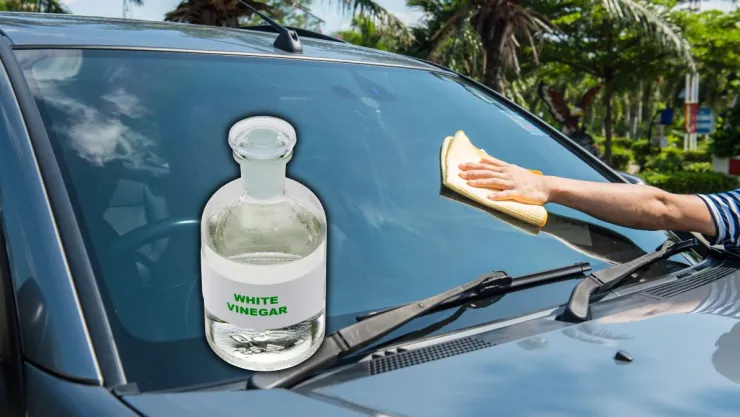 Por qué todo el mundo recomienda rociar el parabrisas del coche con vinagre