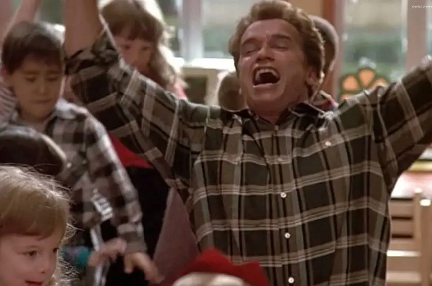 Arnold-Schwarzenegger-detective-en-el-kinder