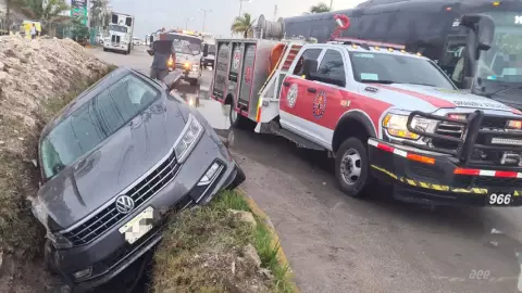 Tráfico en Cancún_ Reportan accidente de tránsito en Boulevard Colosio en este lluviosa martes.jpg