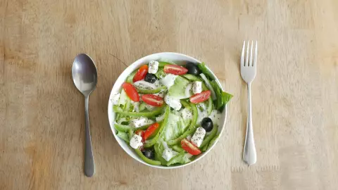 Las ensaladas frescas pueden ser de fruta o de legumbres