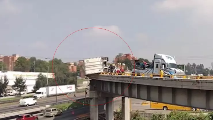 Video Tráiler queda colgando en puente de la México-Querétaro