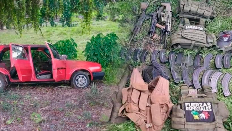 Localizan auto abandonado con arsenal explosivo y armas de fuego en Benemérito de Las Américas, Chiapas