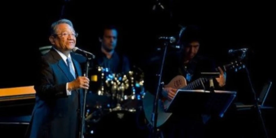 armando manzanero canta escenario