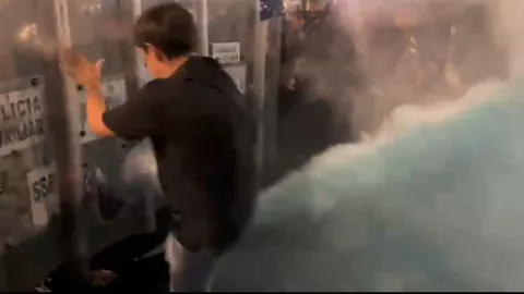 Manifestantes contra la reforma judicial se enfrentan a policías