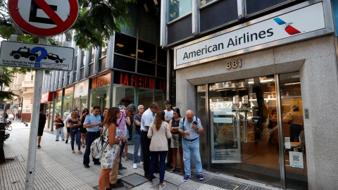 Personas frente a las oficinas de  American Airlines en Buenos Aires, Argentina