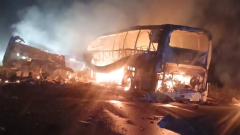 FUERTE ACCIDENTE en Campeche; autobús EN LLAMAS deja varios muertos ¿hay sobrevivientes?