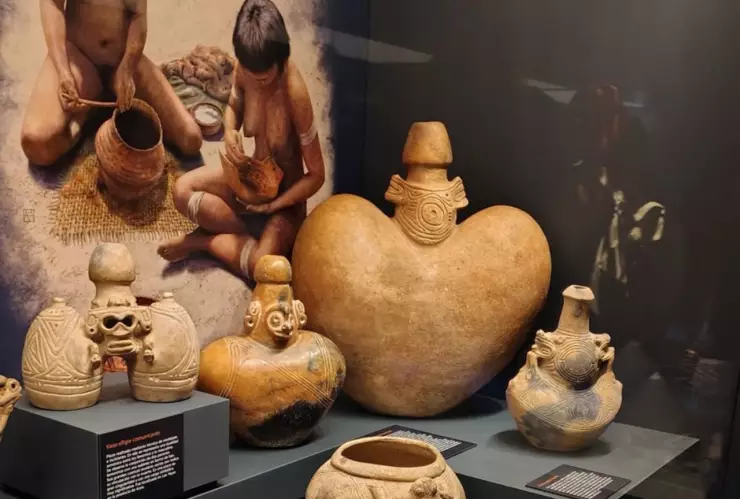 Fragmentos taínos de barro y piedra en la Casa del Cordón reviven una cultura ancestral que sigue latente en el Caribe moderno.