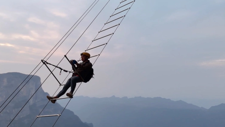 Con 168 metros de longitud y una inclinación de 45 grados, la Tianti se extiende entre dos acantilados