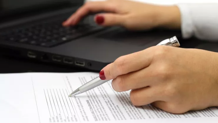 Una persona llena una solicitud.